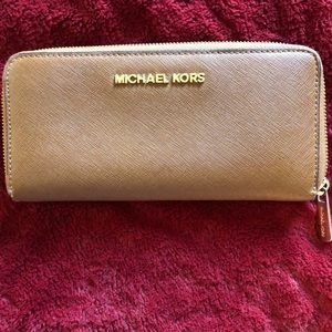 MICHAEL KORS ZIP WALLET